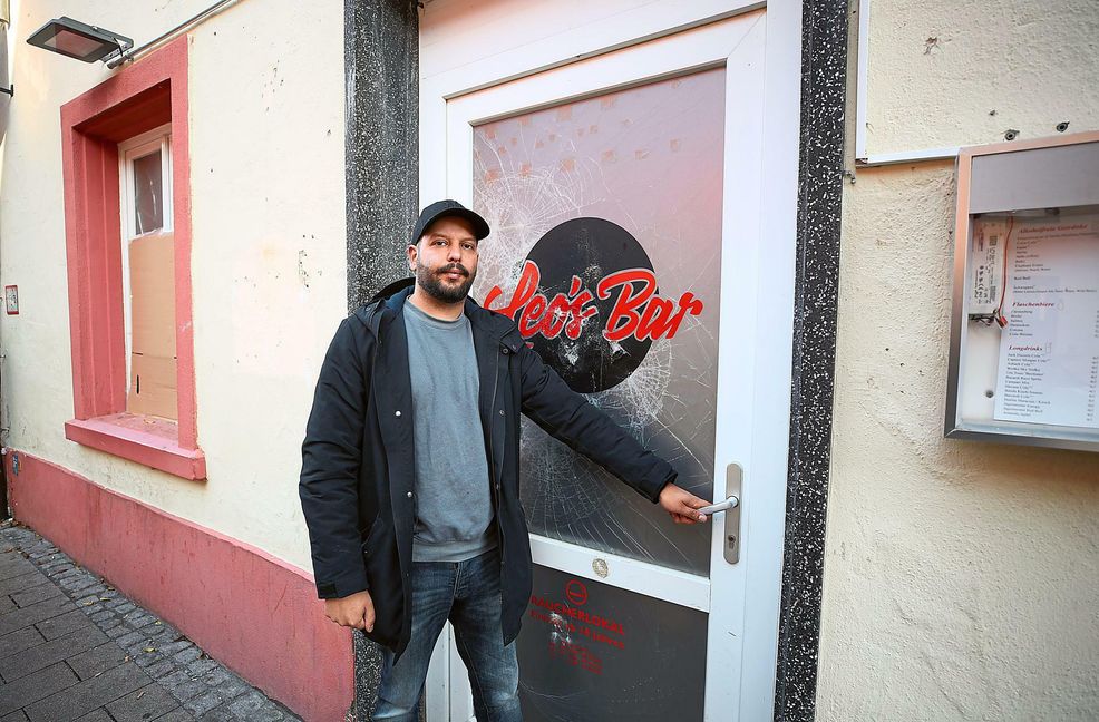 Leonard Mala steht vor seinem Lokal in der Färberstraße – hier wurde der Gastwirt angegriffen, ehe der Täter alle Scheiben und die Türe des Lokals mit einem Stein zerstörte.