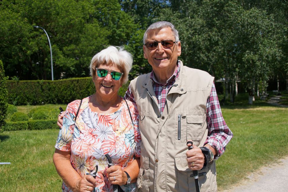 Lila und Siggi Hommel genießen die Sonne im Sommerhofenpark. Bild: Dettenmeyer
