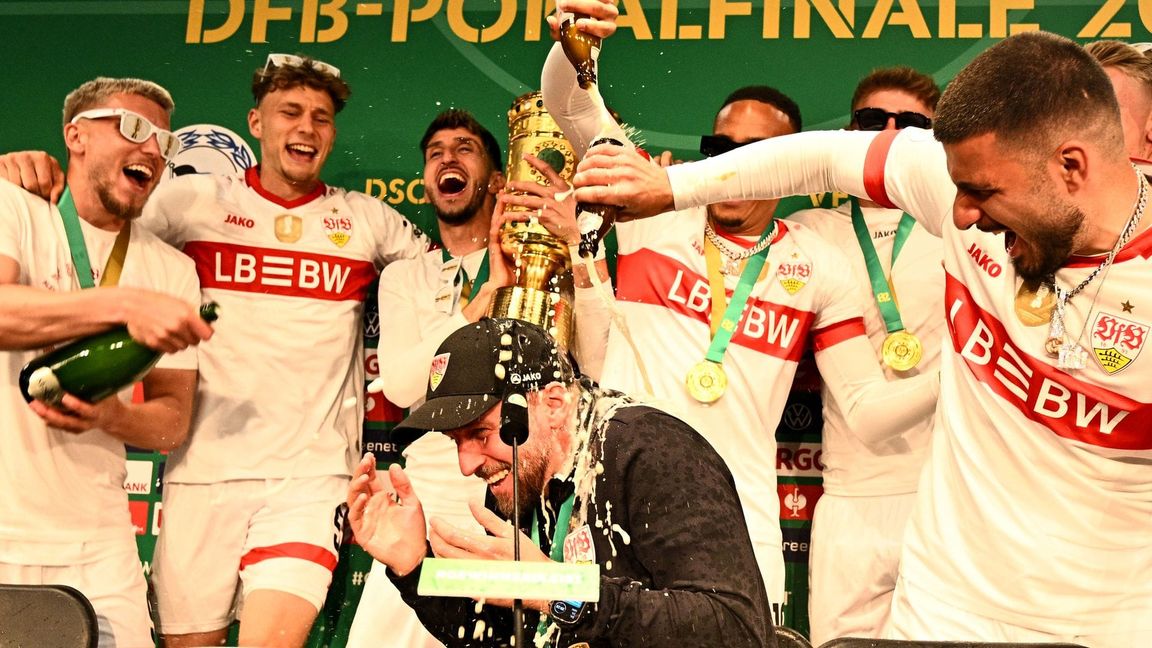 Die Pokalsieger überraschten ihren Trainer mit einer Sektdusche.