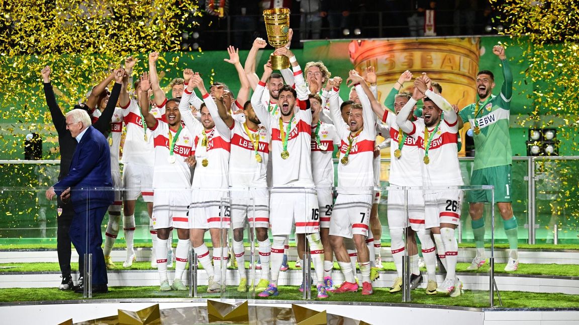 VfB-Kapitän Atakan Karazor streckte den Pokal als Erster in den Berliner Nachthimmel.