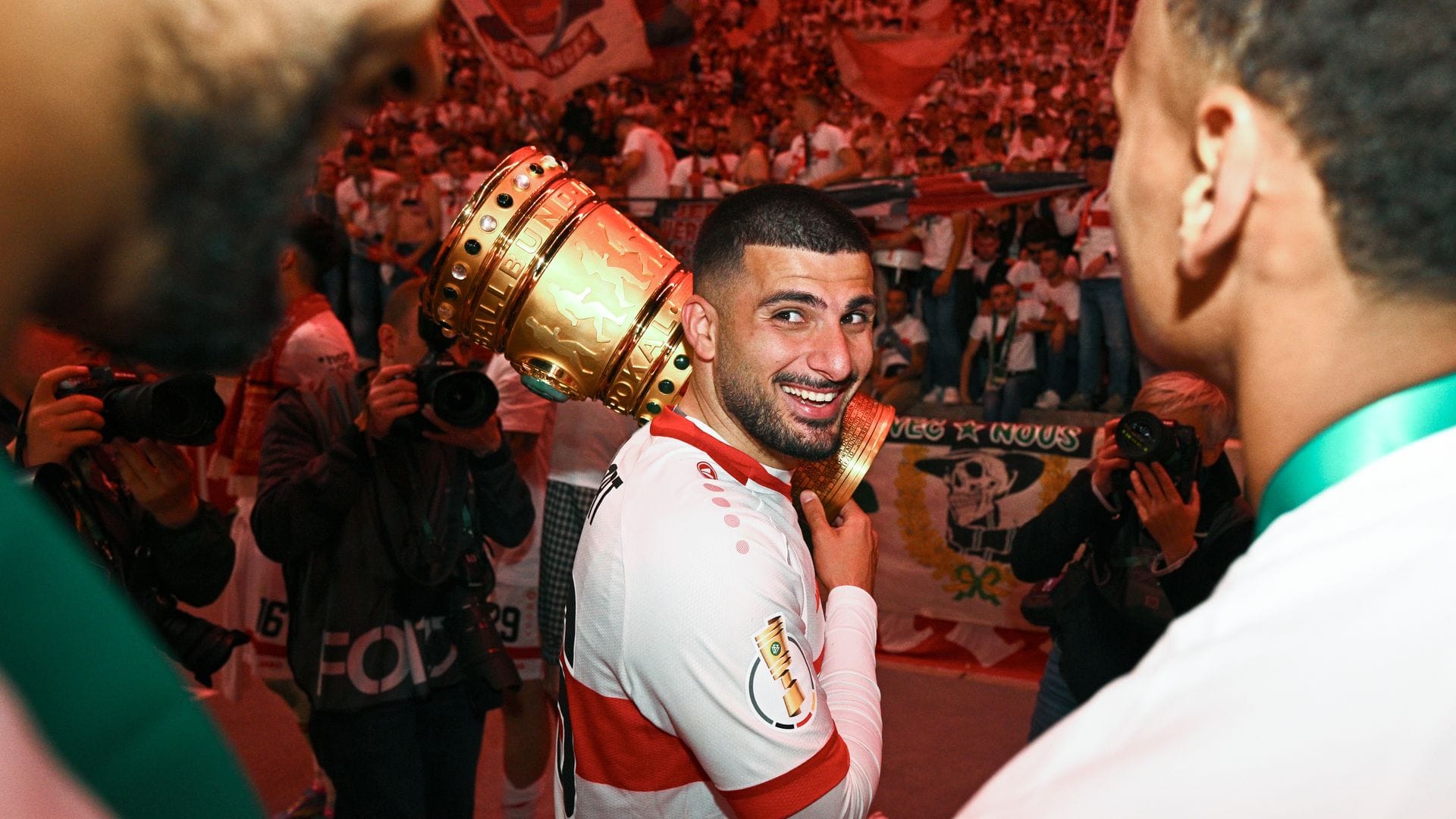 Deniz Undav wollte den Pokal nur ungern hergeben.