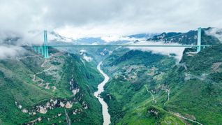 Die Huajiang Grand Canyon Bridge erreicht laut chinesischen Staatsmedien eine Höhe von bis zu 625 Metern.