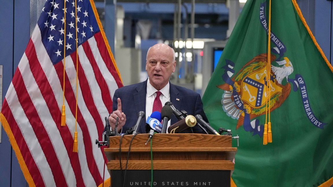 US-Schatzmeister Brandon Beach spricht in Philadelphia über das Ende der Pennys.