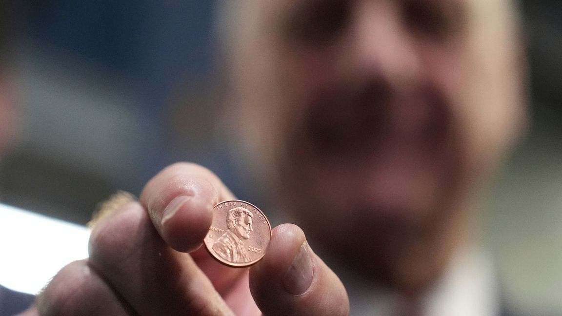 US-Schatzmeister Brandon Beach hält einen der letzten in der US-Münzanstalt in Philadelphia gepressten Pennys in die Kamera.