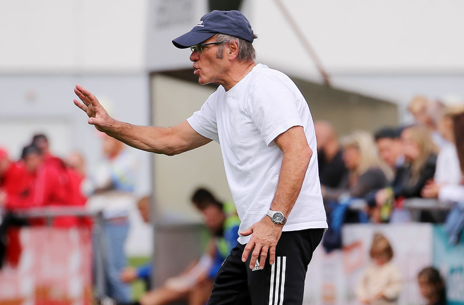 Wie lange Helmut Dietterle schon im Geschäft ist, zeigt die Tatsache, dass er 1998 beim DFB-Pokal-Auftritt der Stuttgarter Kickers bei den SF Dorfmerkingen auch schon Trainer der Sportfreunde war: Mit 3:0 gewannen die seinerseits von Paul Linz trainierten Blauen durch Tore von Zoltan  Sebescen, Torsten Raspe und Giuseppe Carnevale auf dem Härtsfeld. Und diesmal? „Wir sind natürlich krasser Außenseiter, aber wir müssen gewinnen, wenn wir nicht absteigen wollen“, sagt der Ex-VfB-Profi. Derzeit steht sein  Team (46 Punkte)  auf einem Nichtabstiegsplatz, aber die dahinter platzierten FCA Walldorf II (45 Punkte/beim SV Oberachern) und Freiburger FC (44 Punkte/gegen den  1. FC Rielasingen-Arlen)  können mit Siegen an den SFD vorbeiziehen. Fünf Absteiger gibt es am Saisonende, scheitern  die Stuttgarter Kickers oder der SGV Freiberg in den Aufstiegsspielen zur Regionalliga,  erhöht sich die Zahl auf sechs. Was Dietterle positiv stimmt: „Wir haben es selbst in der Hand und müssen nicht auf andere schauen.“ Wie der 70-Jährige  das Spiel gegen die Kickers angehen will? „Wir dürfen auf keinen Fall in Ehrfurcht erstarren.“  Rund 2000 Zuschauer werden auf der Sportanlage an der Felsenstraße erwartet. Vor 24 Jahren im DFB-Pokal waren es 2500. Dass der SGV Freiberg im Fernduell mit den Kickers in Nöttingen strauchelt, glaubt Dietterle  nicht: „Ich denke, Freiberg wird das sicher gewinnen.“