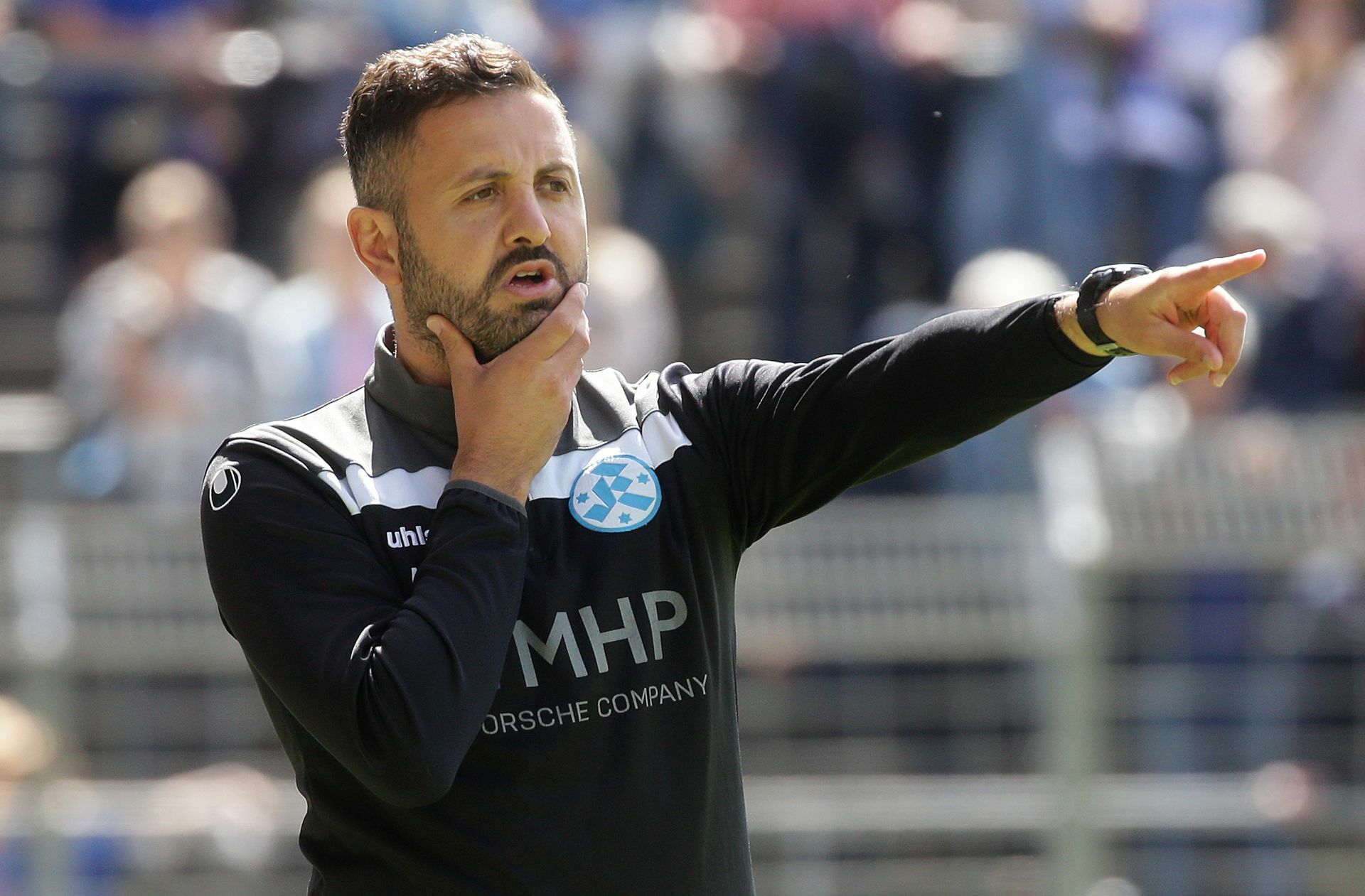 Mustafa Ünal kann mit der Ausgangsposition prima leben: „Wir haben aus den letzten Spielen das Optimale herausgeholt und schicken den SGV Freiberg mit maximalem Druck nach Nöttingen“, sagt der Trainer der Stuttgarter Kickers. Er weiß, dass das Spiel seiner eigenen Mannschaft bei den SF Dorfmerkingen eine schwere Aufgabe wird. „Die Sportfreunde werden alles raushauen, damit sie auf einem Nichtabstiegsplatz bleiben.“ Ünal hofft, dass sein Team möglichst früh in Führung gehen kann: „Dann schauen wir mal, was in Nöttingen passiert.“ Personell hat sich die Lage bei den Blauen verbessert: Offensivmann Mohamed Baroudi ist nach seiner Rotsperre wieder spielberechtigt, Ruben Reisig stieg nach auskurierter Verletzung Anfang der Woche wieder ins Training ein, Malte Moos wird folgen.  Doch auch mit Blick auf die möglichen Aufstiegsspiele  dürfte Ünal einen Einsatz der beiden am Samstag nicht riskieren.   Das gilt auch für Markus Obernosterer, dessen Brandverletzung am Fuß zwar verheilt ist, ein Comeback aber noch zu früh kommt.