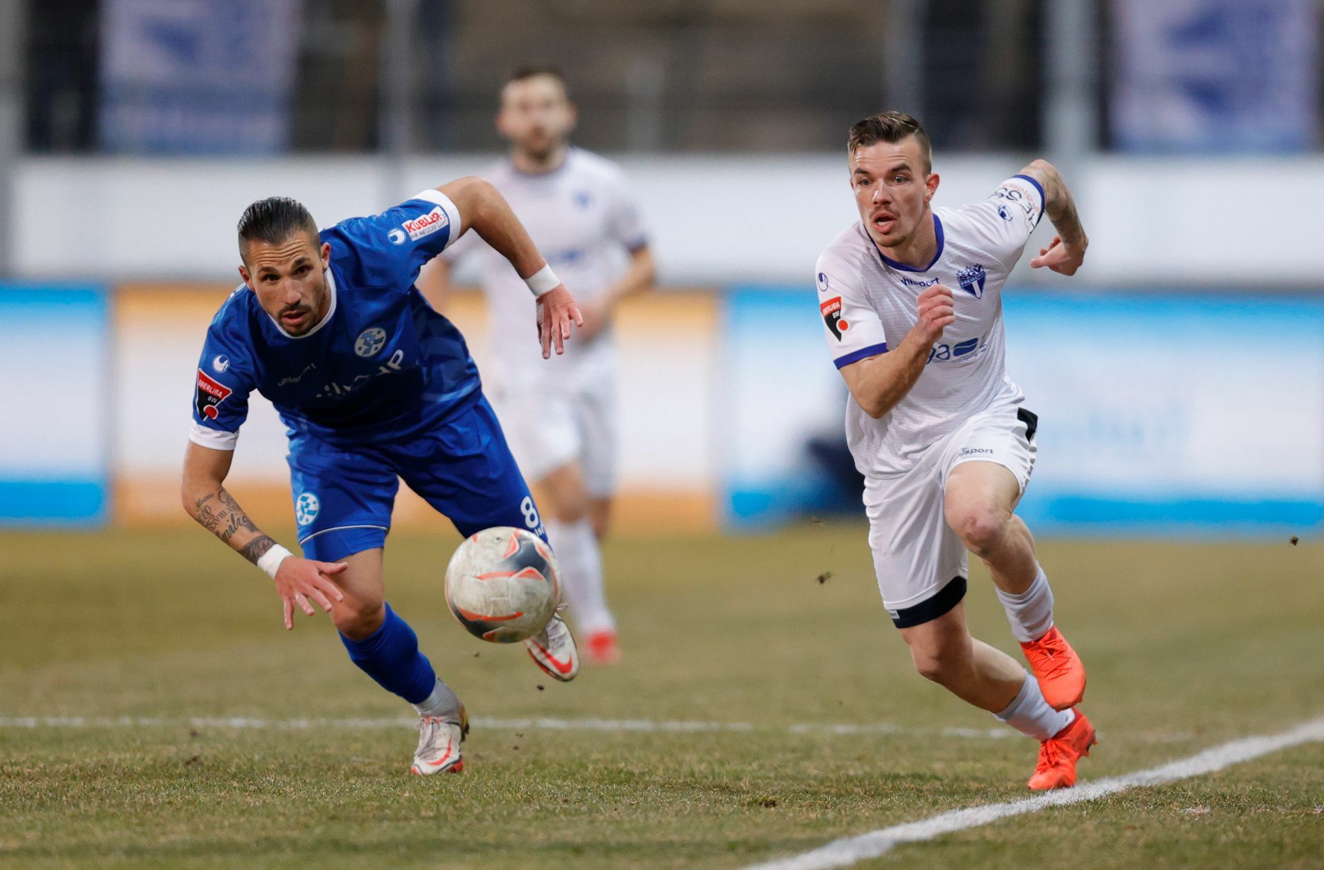 Wer macht das Rennen auf der Zielgeraden: Die Stuttgarter Kickers mit Luigi Campagna  (li.) oder der SGV Freiberg mit Christian Mauersberger.