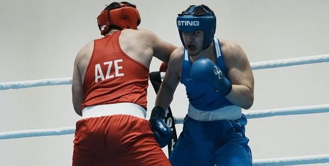 Arian Leon Kostrica (rechts) in seinem Achtelfinalkampf gegen den Aserbaidschaner Safdar Mammadzada. 	Bild: z