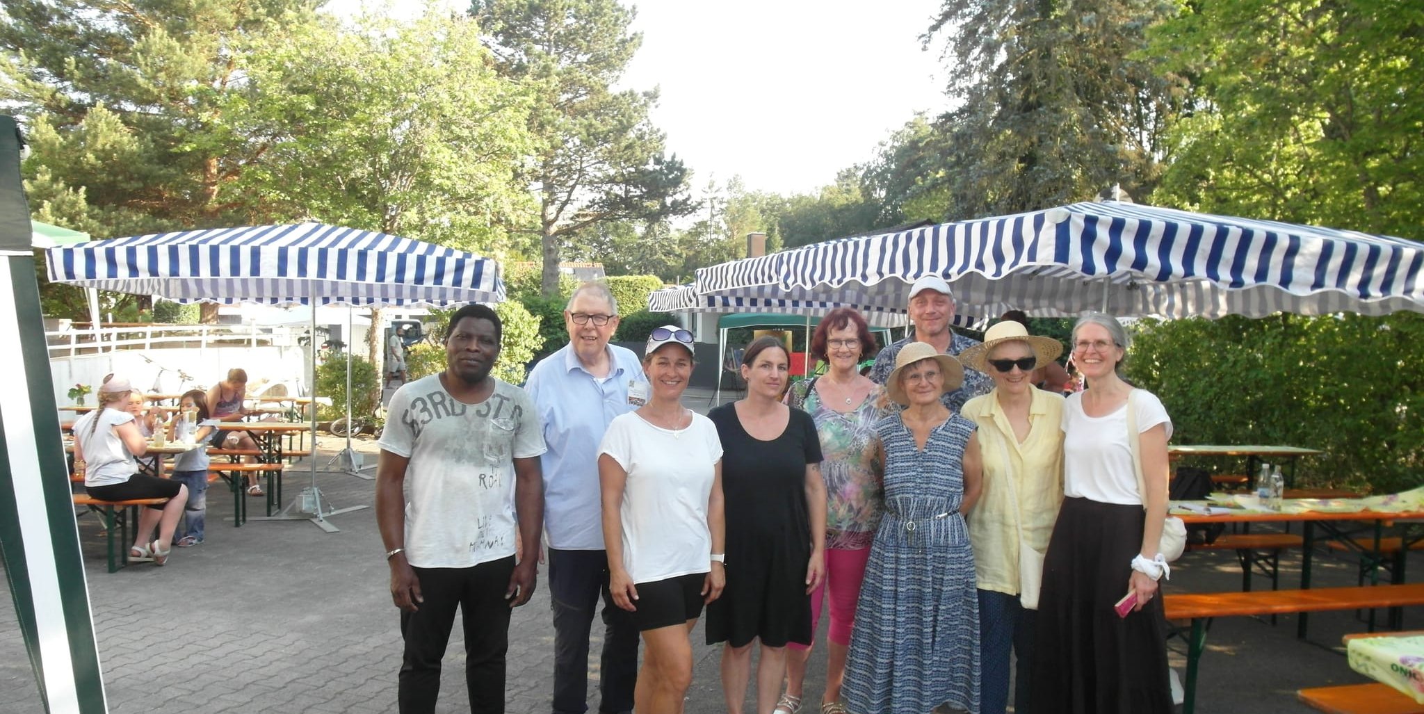Mit dem Stadtteilarbeitskreis und Senta Hagmayer-Berner von der Fachstelle für Bürgerschaftliches Engagement (rechts) haben gut 250 Besucher beim Stadtteilfest Rauher Kapf gefeiert.
