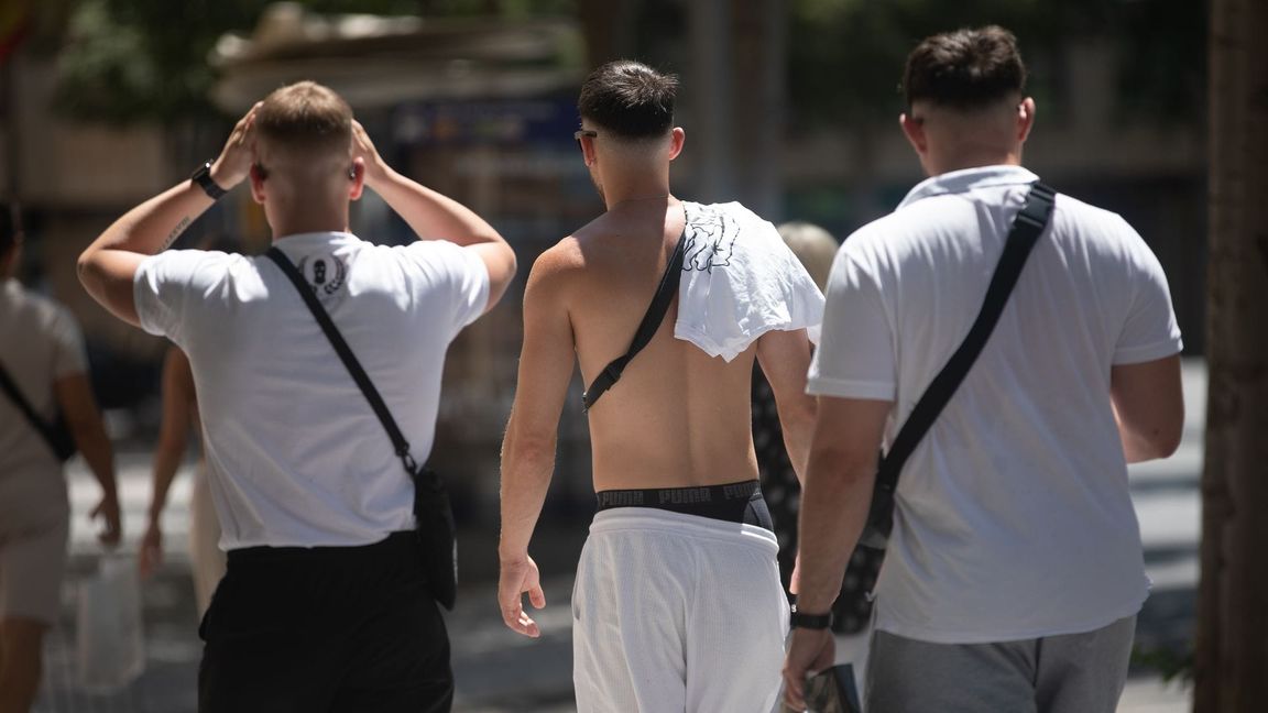 Angesagt bei jungen Männern: das klassische weiße T-Shirt. Aber auch: zeigen, was man hat. Blanke Brust? Tattoos? Waschbrettbauch? (Archivbild)