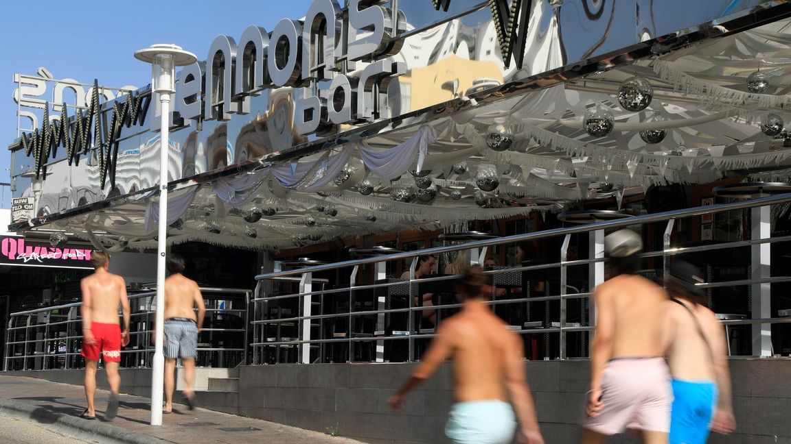 Junge Männer gehen mit nacktem Oberkörper auf Mallorca spazieren. (Archivbild)