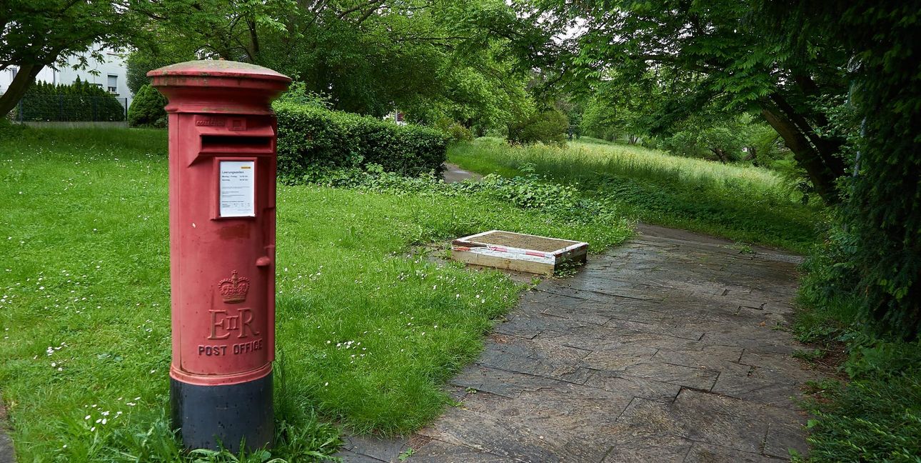 Der rote Briefkasten im Dronfieldpark steht alleine da. An die Telefonzelle erinnert nur noch der Sockel nebenan.