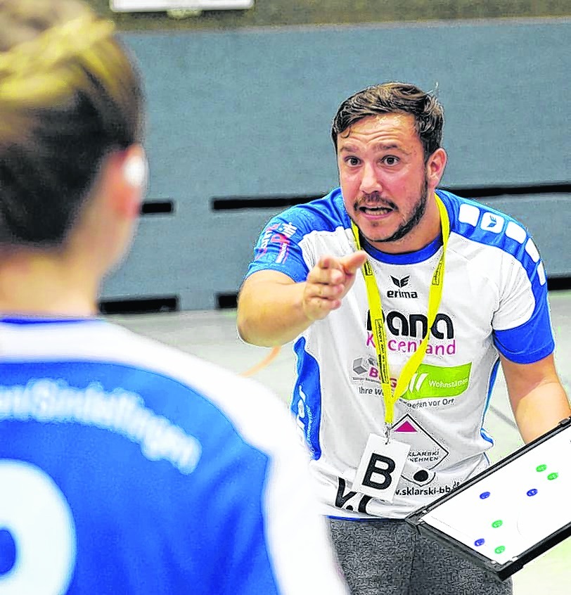 Klare Ansage: Trainer Vito Cece und die Landesliga-Handballerinnen der HSG Böblingen/Sindelfingen grüßen von der Tabellenspitze.  Bild: automotorart