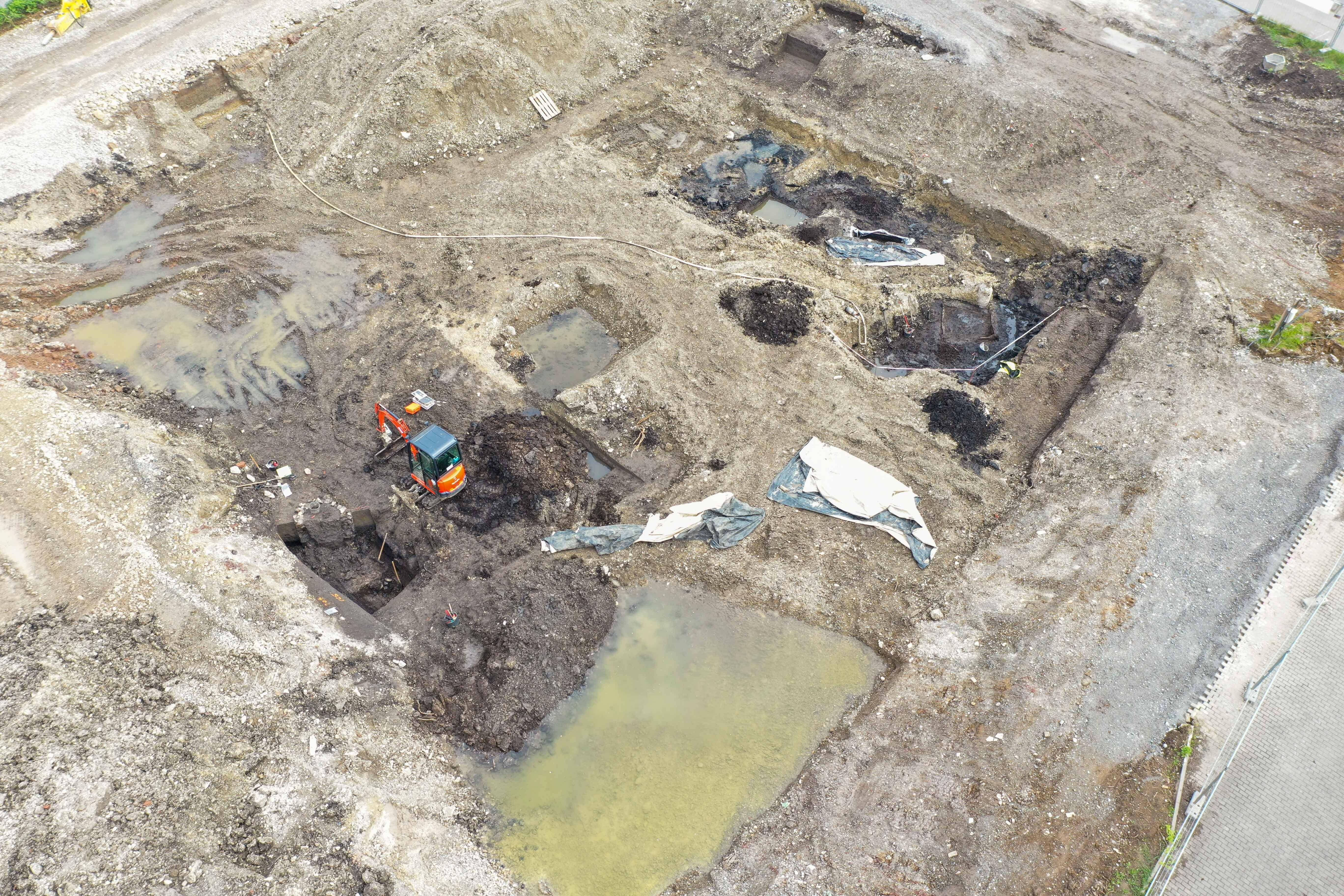 Auf Holzfundamente, Steinriegel, Latrinen und einen kreisrund gemauerten Brunnen stießen die Archäologen auf dem ehemaligen Gelände des Röhm-Verlags in der Sindelfinger Straße 68 bei den Grabungen vor zwei Jahren. Bild: Dettenmeyer