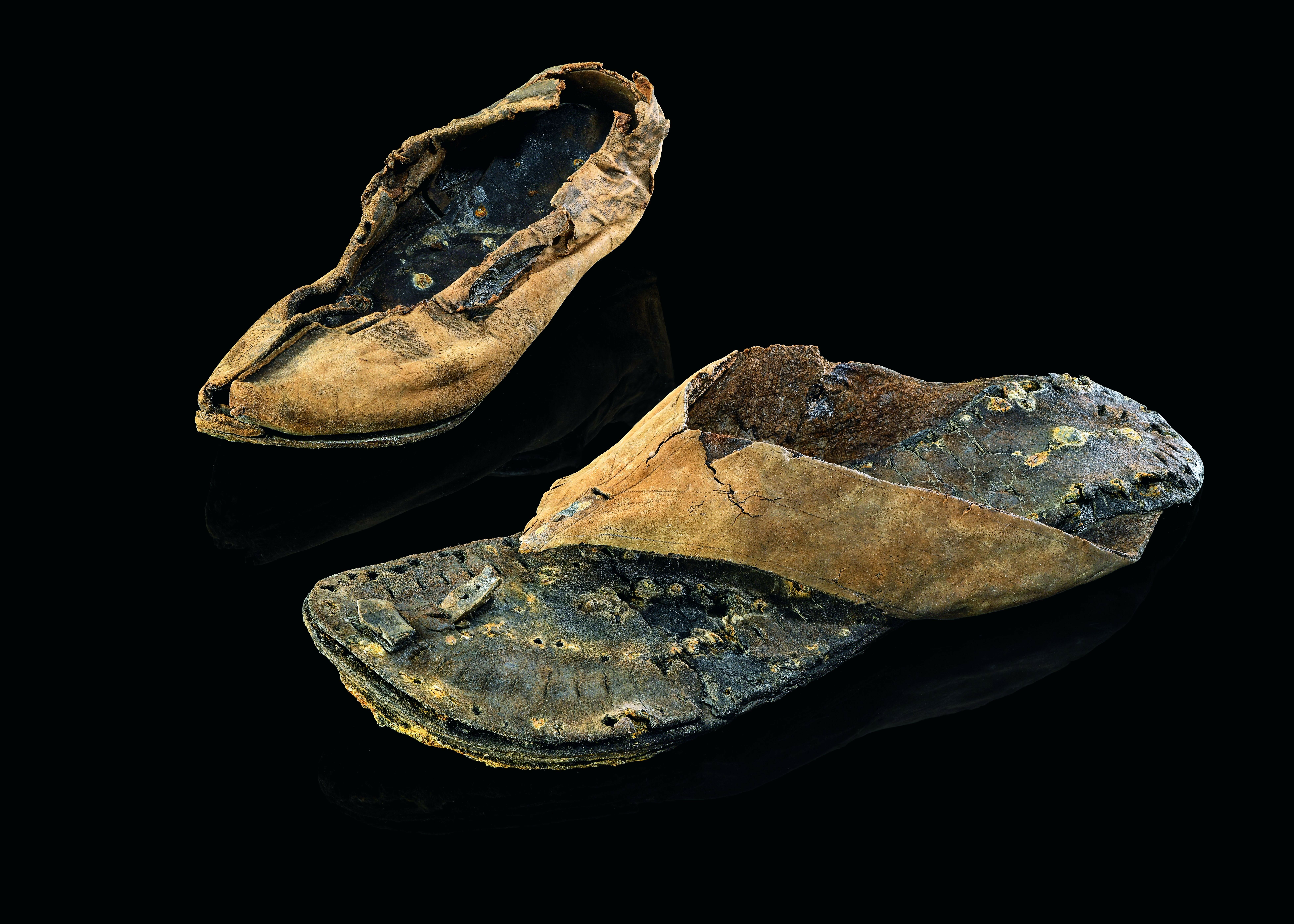 Schuhmode vor 1800 Jahren: Einen römischen Flipflop und eine zerknautschte Stiefelette zogen die Archäologen aus dem feuchten Untergrund. Bild: Jung