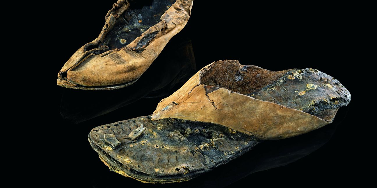 Schuhmode vor 1800 Jahren: Einen römischen Flipflop und eine zerknautschte Stiefelette zogen die Archäologen aus dem feuchten Untergrund. Bild: Jung