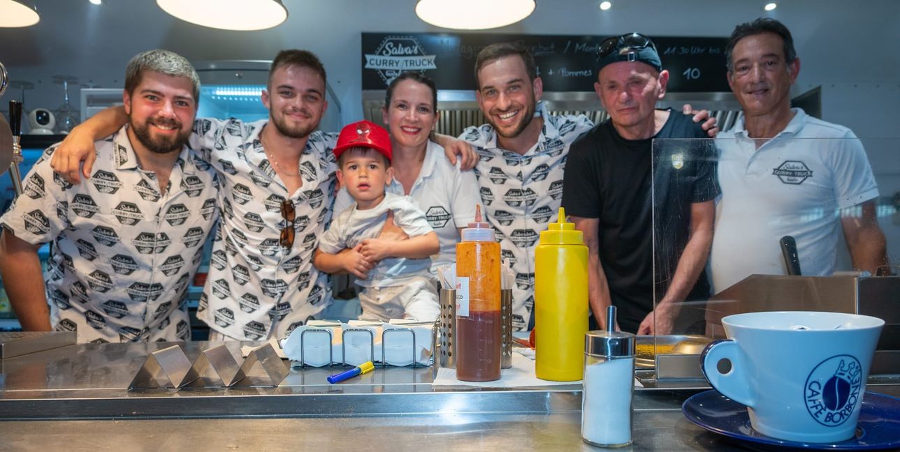 Ein starkes Team rund um Salvatore Romeo (Dritter von rechts) rockt den Curry Truck.Bilder: Nüßle