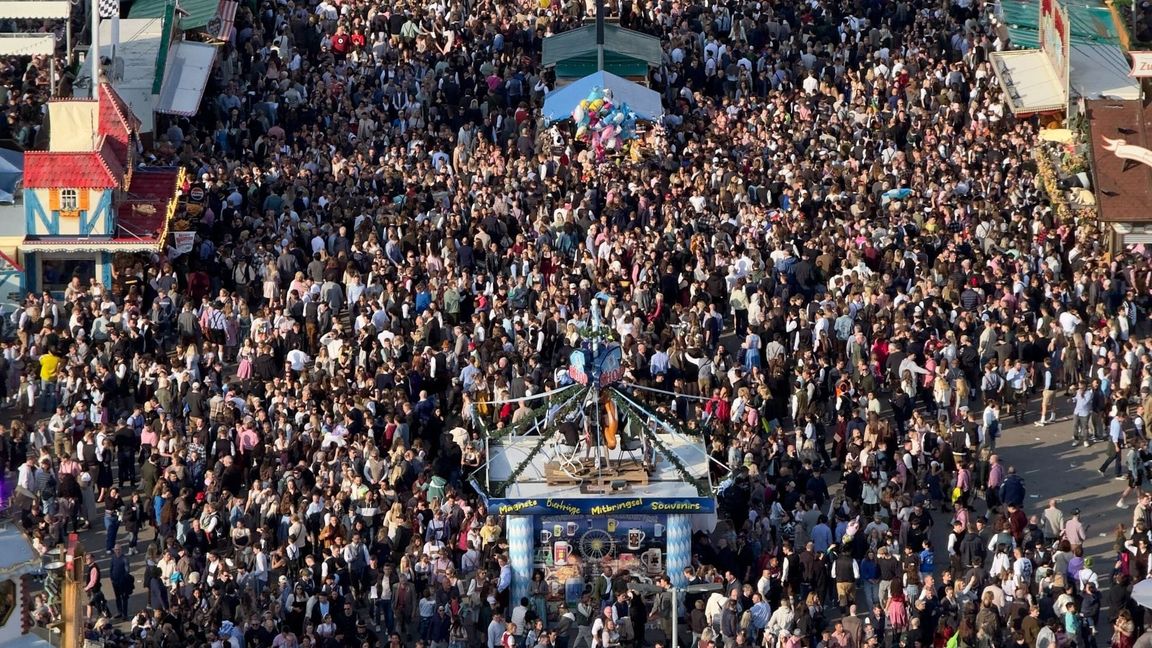 Für Menschen mit Platzangst kein Wohlfühlort: Das Münchner Oktoberfest.