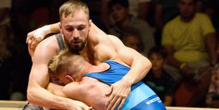 Sebastian Sander packt zu (links in Rot).Bild: Goerlich