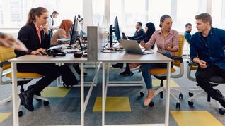 Seit der Corona-Pandemie kein normales Bild mehr: Ein gut gefülltes Großraumbüro.