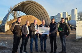 Bei der Spendenübergabe (von links): Markus Klas – Abteilungsleitung Forsten Amt für Liegenschaften und Forsten, Wolfgang Pflumm – Amtsleitung Amt für Liegenschaften und Forsten, Dr. Karl Peter Hoffmann – Geschäftsführer Stadtwerke Sindelfingen, Jörg Prigl – Vorstandsvorsitzender Bürgerstiftung Sindelfingen, Oberbürgermeister Markus Kleemann und Steffen Jatz – Abteilungsleiter Planung und Bau Stadtwerke Sindelfingen.