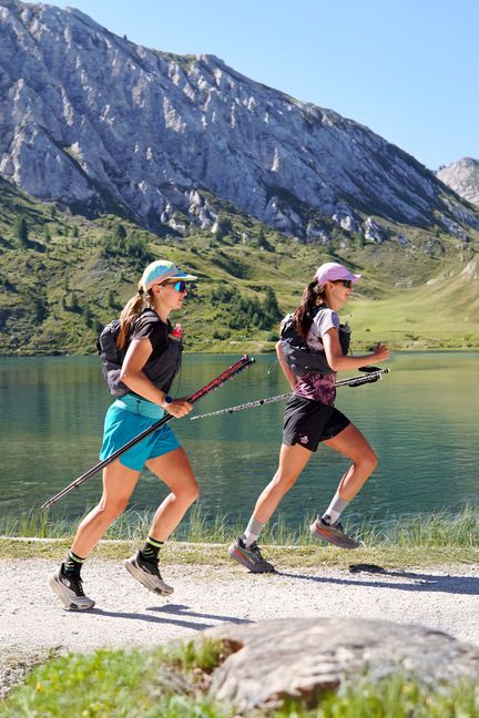 Im Laufschritt geht es um den Alpensee.