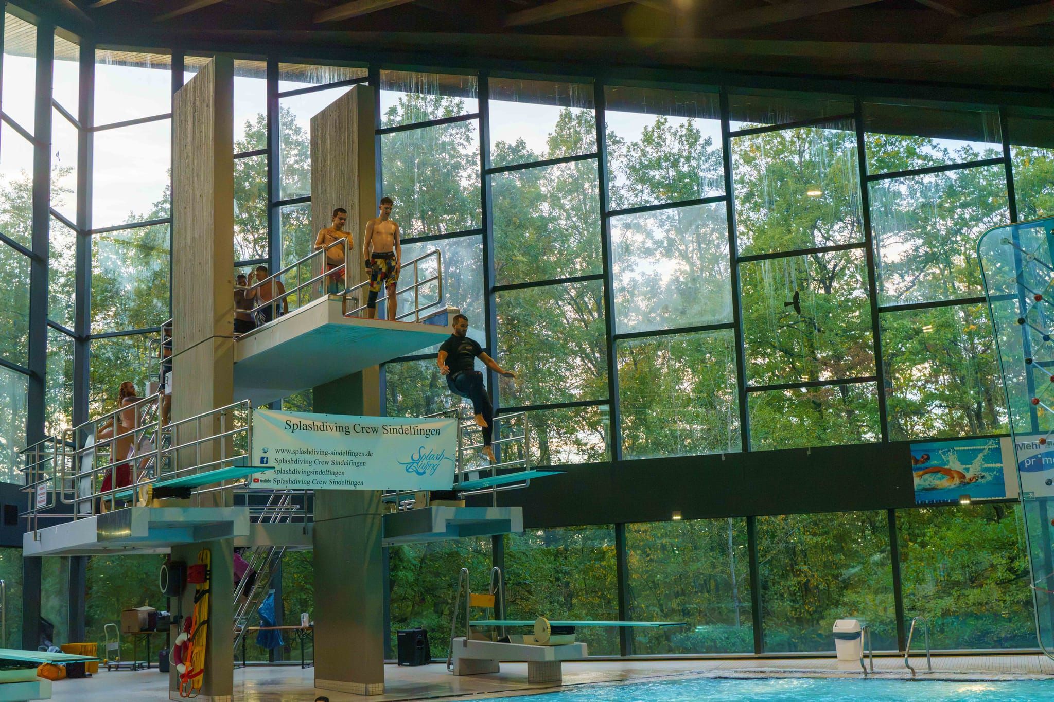 Splashdiving im Sindelfinger Hallenbad.