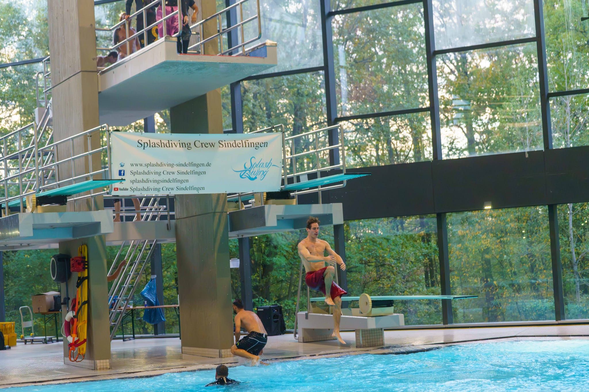 Splashdiving im Sindelfinger Hallenbad.