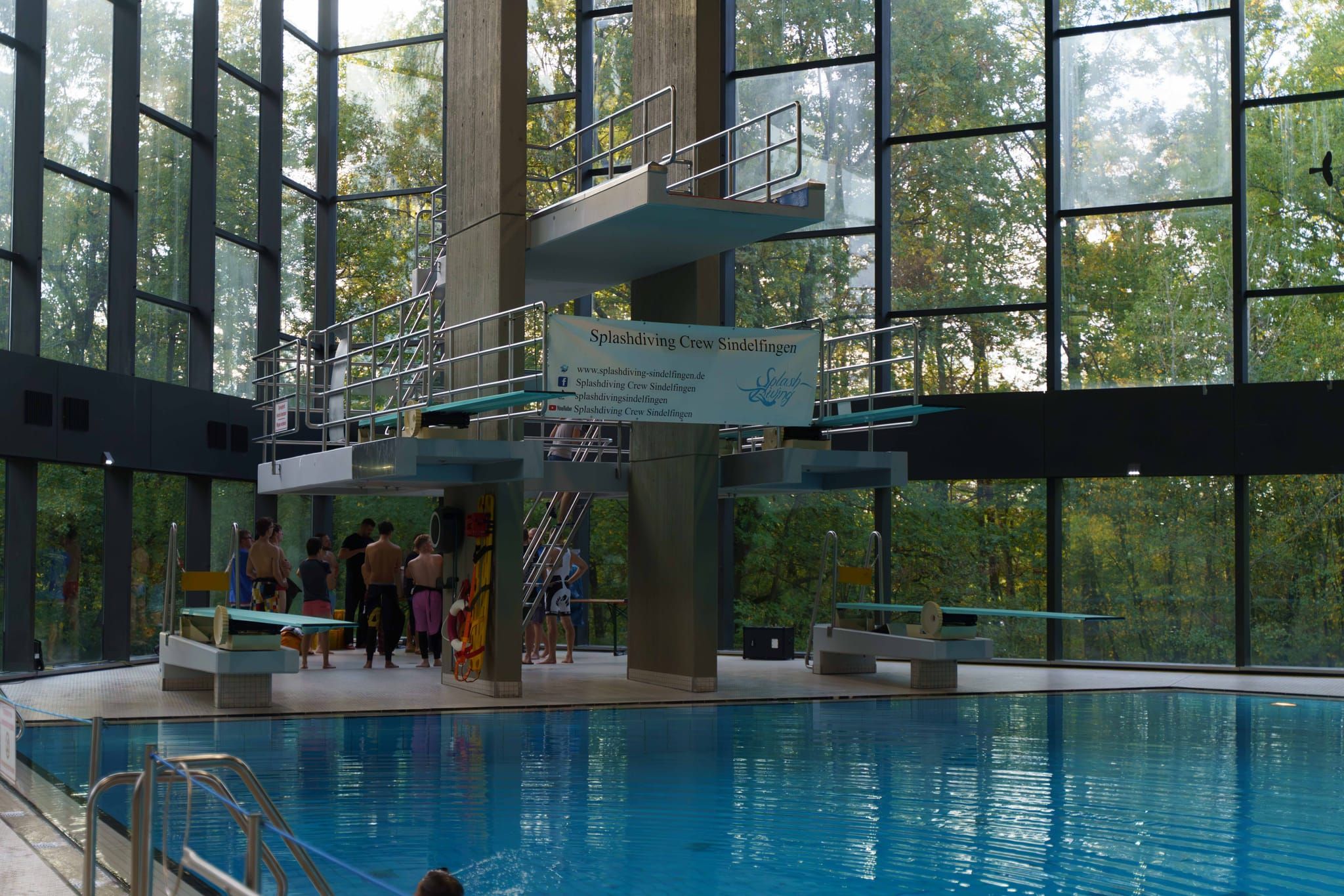 Splashdiving im Sindelfinger Hallenbad.