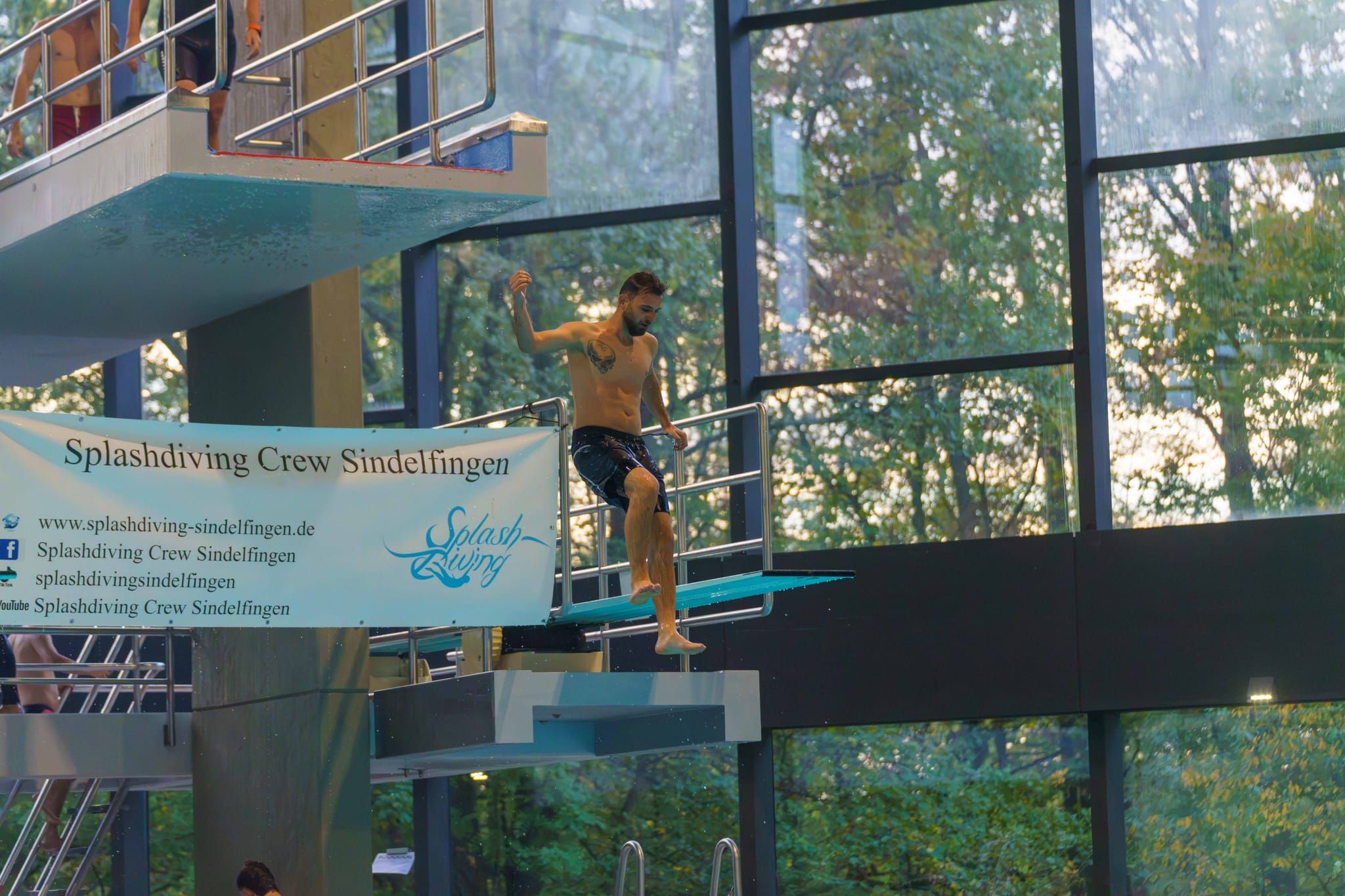 Splashdiving im Sindelfinger Hallenbad.