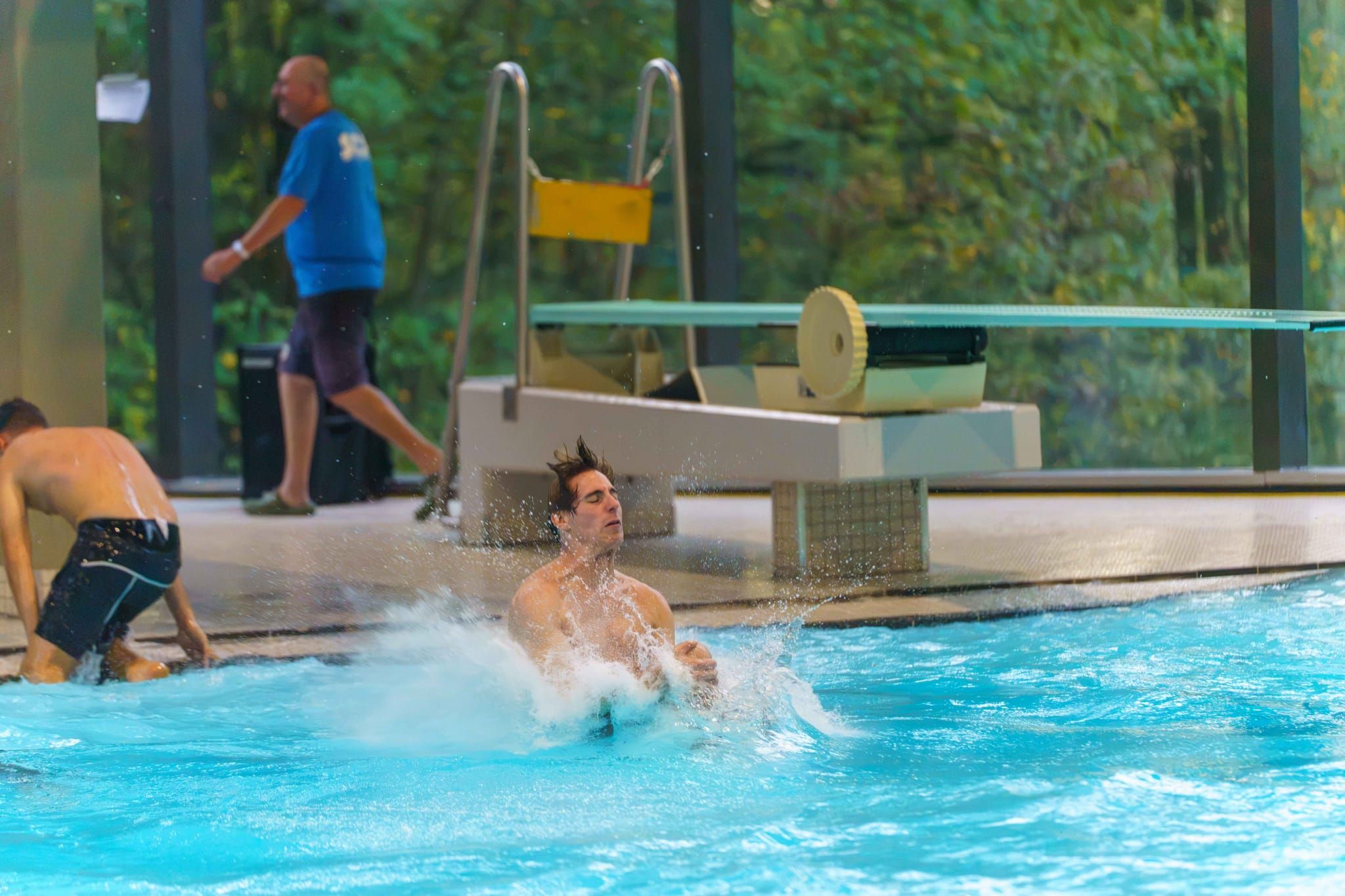 Splashdiving im Sindelfinger Hallenbad.
