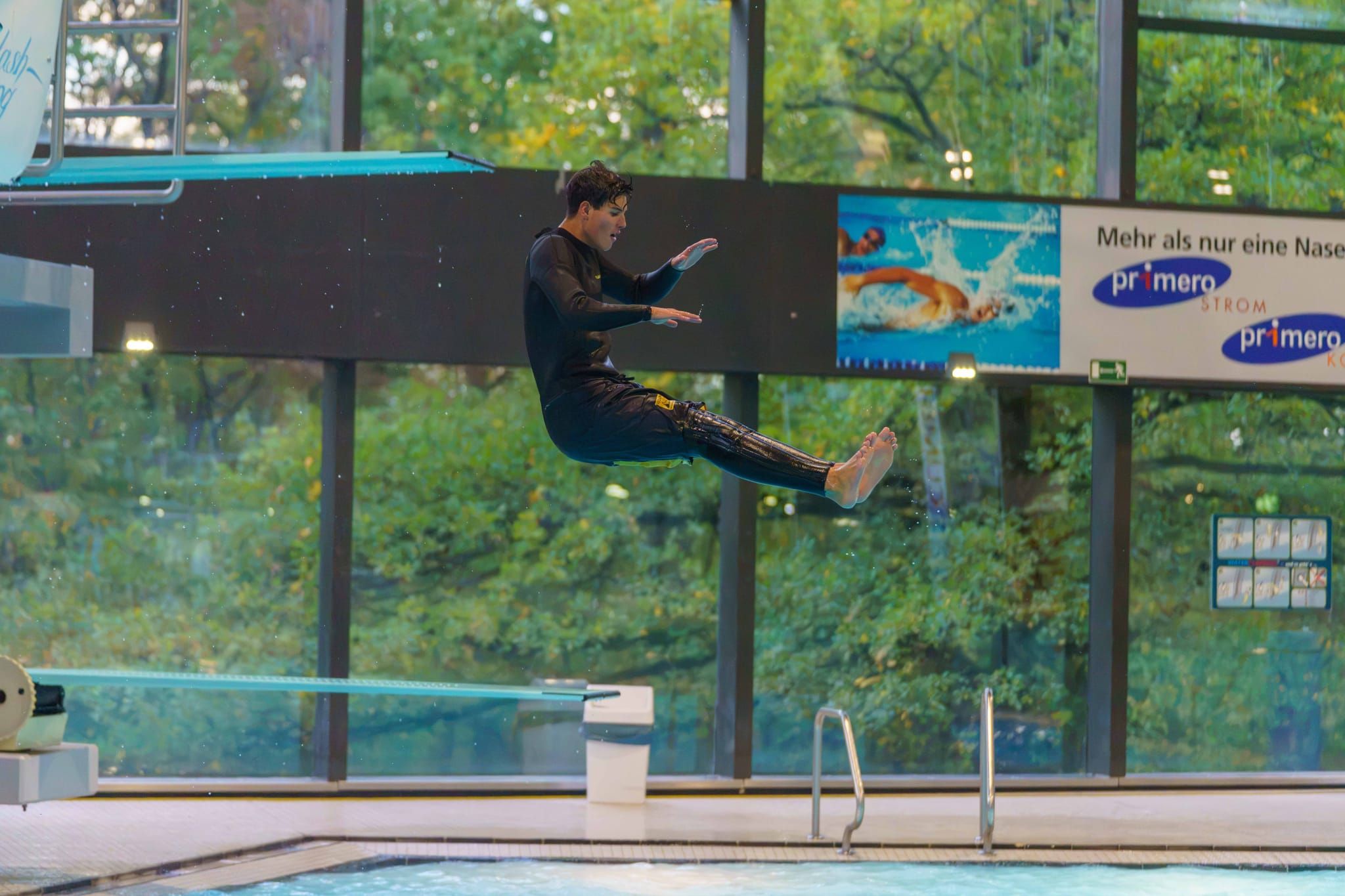 Splashdiving im Sindelfinger Hallenbad.