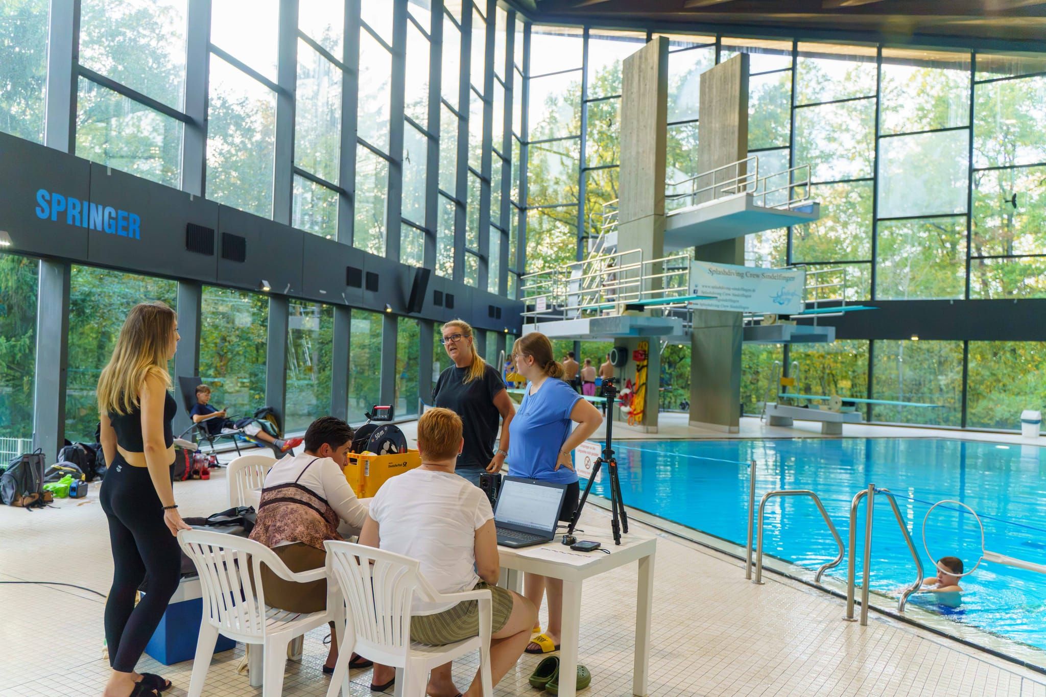 Splashdiving im Sindelfinger Hallenbad.