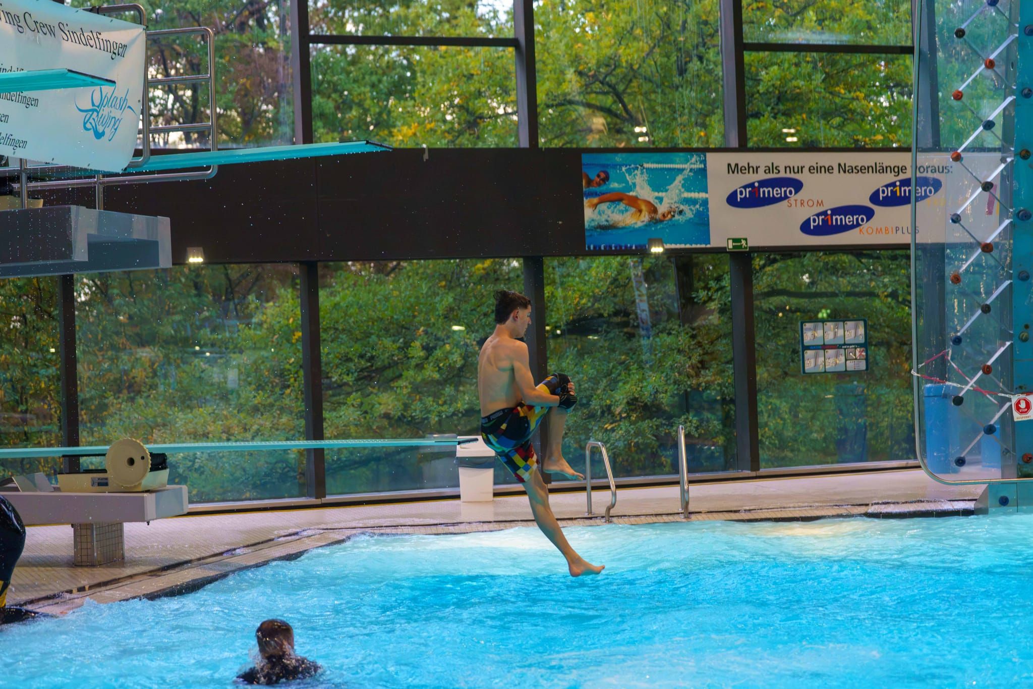 Splashdiving im Sindelfinger Hallenbad.
