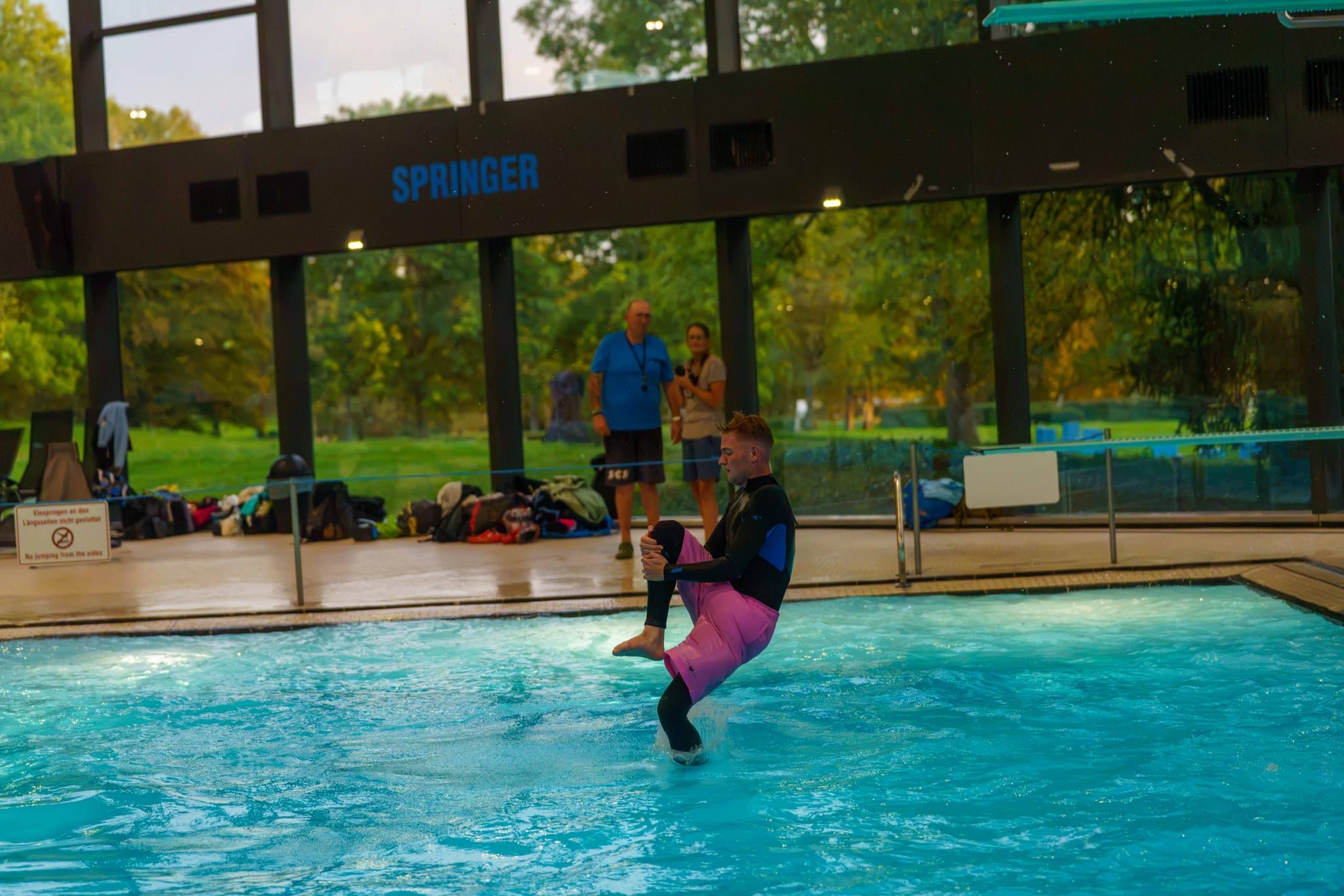 Splashdiving im Sindelfinger Hallenbad.