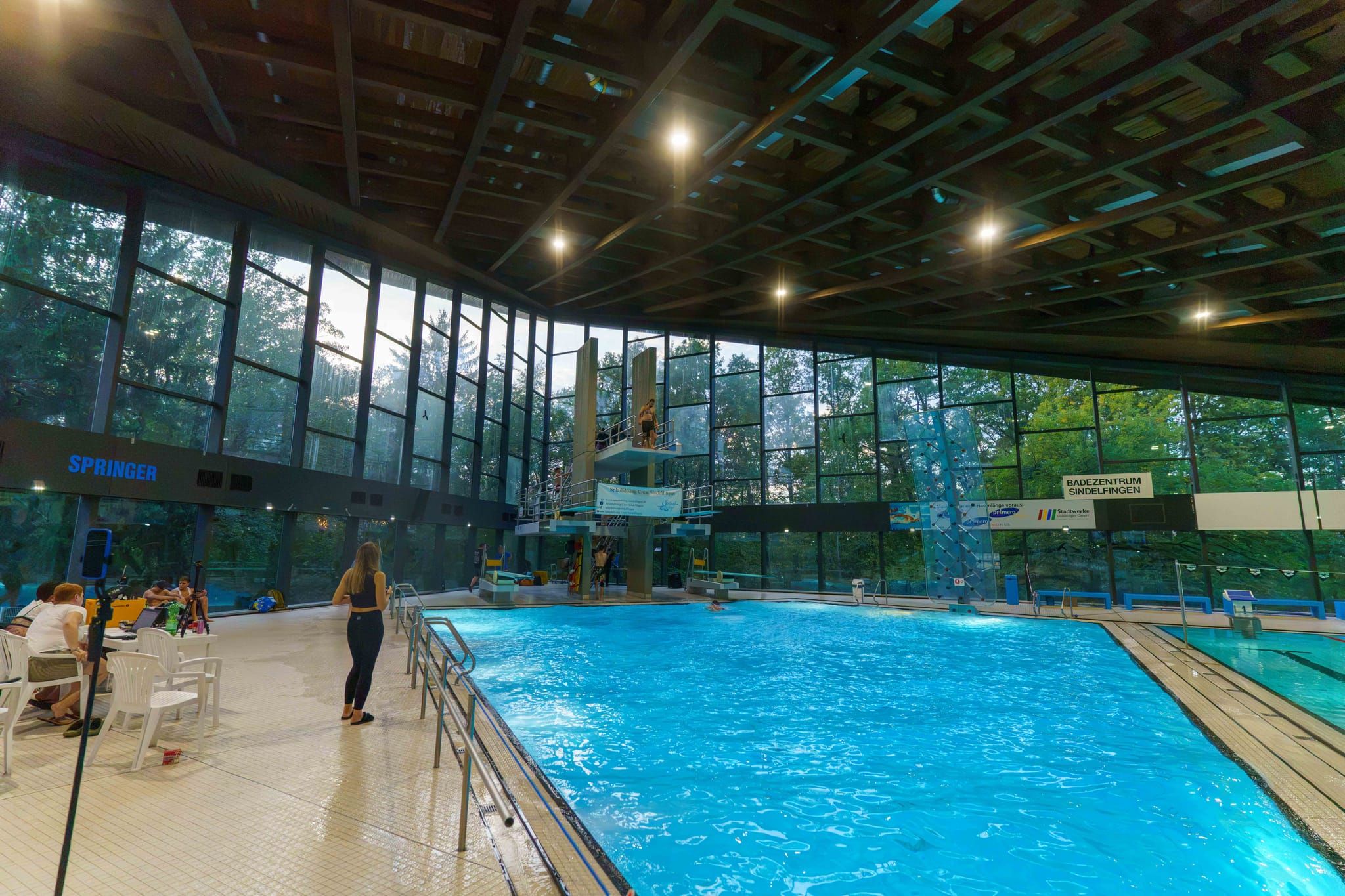 Splashdiving im Sindelfinger Hallenbad.
