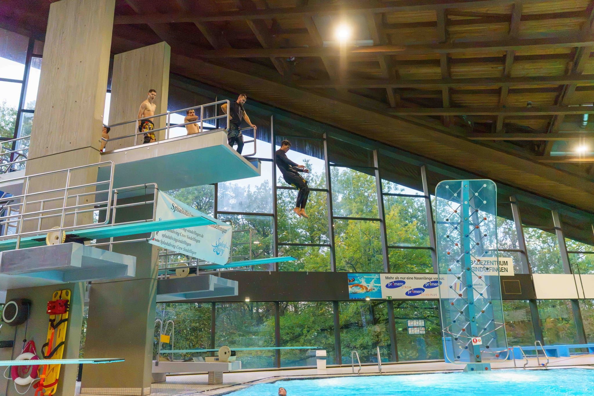 Splashdiving im Sindelfinger Hallenbad.