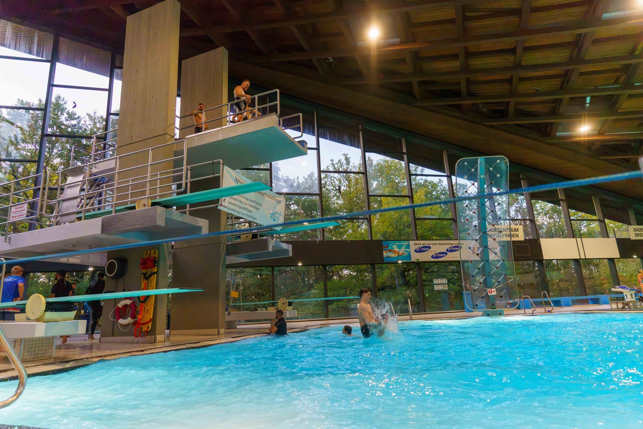 Splashdiving im Sindelfinger Hallenbad.