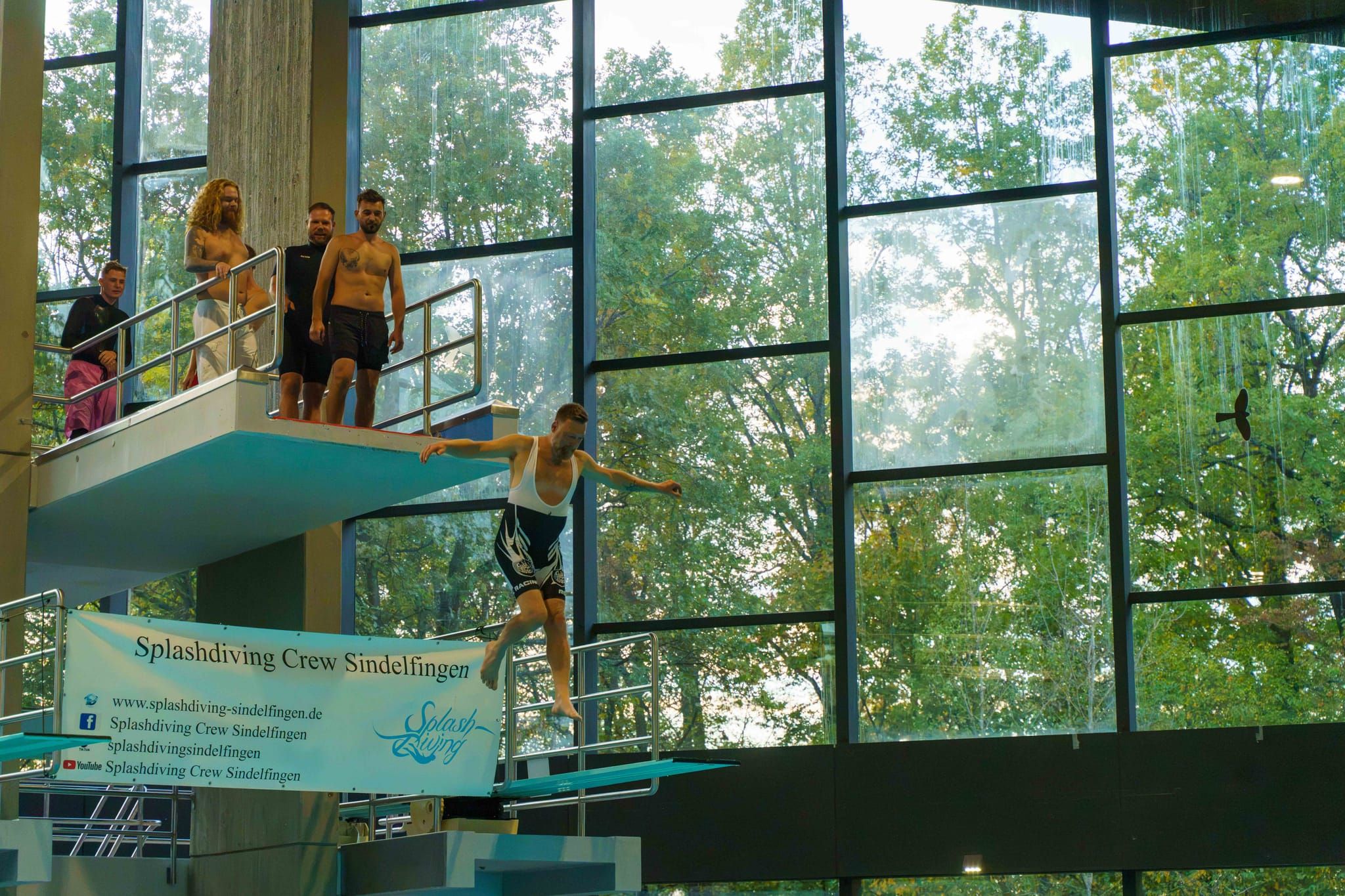 Splashdiving im Sindelfinger Hallenbad.