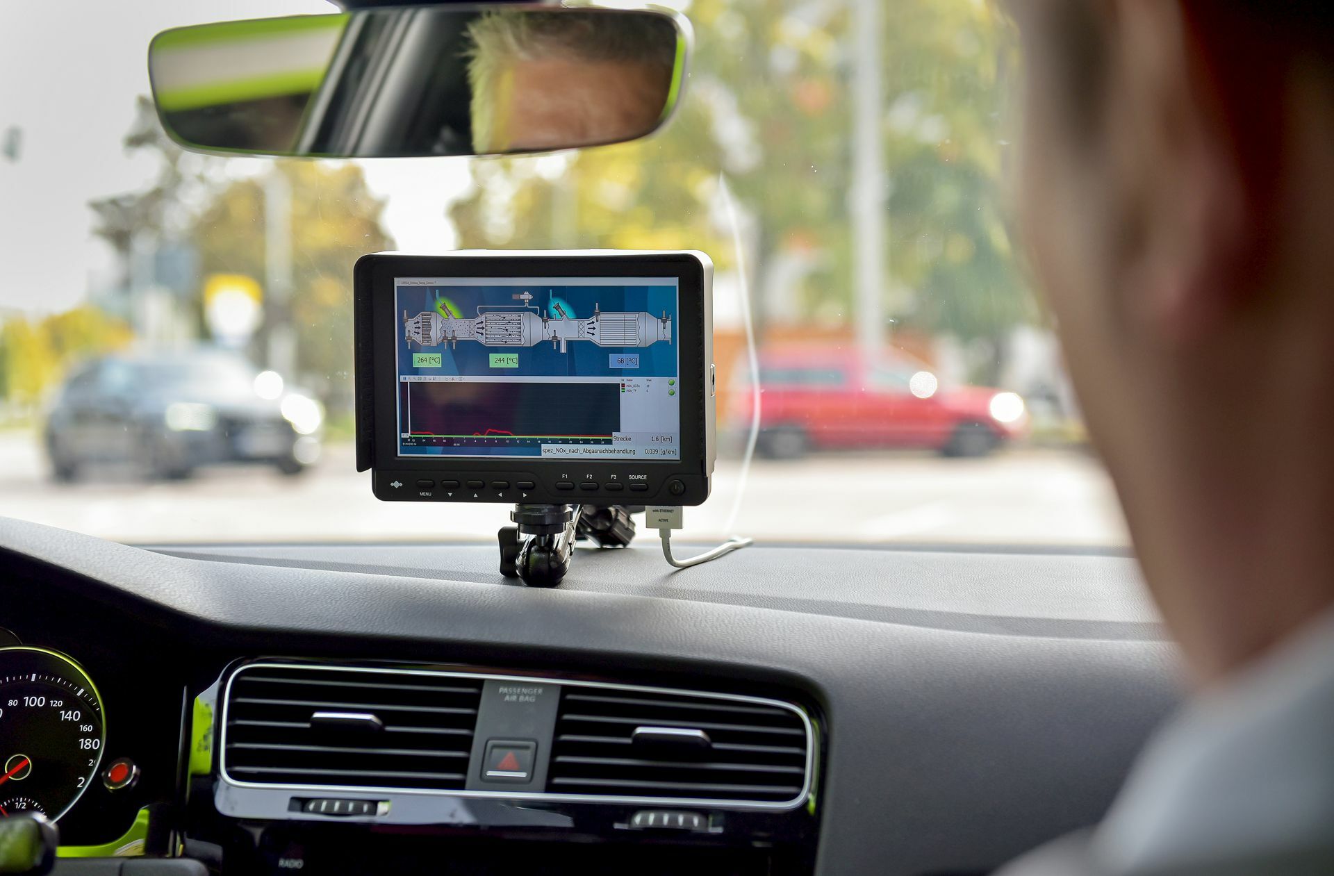 Die gemessenen Schadstoffdaten werden direkt ins Fahrzeug übertragen.