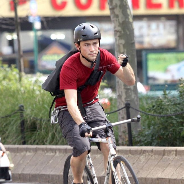 Fahrradkurier Joseph Gordon-Levitt im Großstadtdschungel ohne Schaltung und ohne Bremsen: „Premium Rush“.   Bild: z