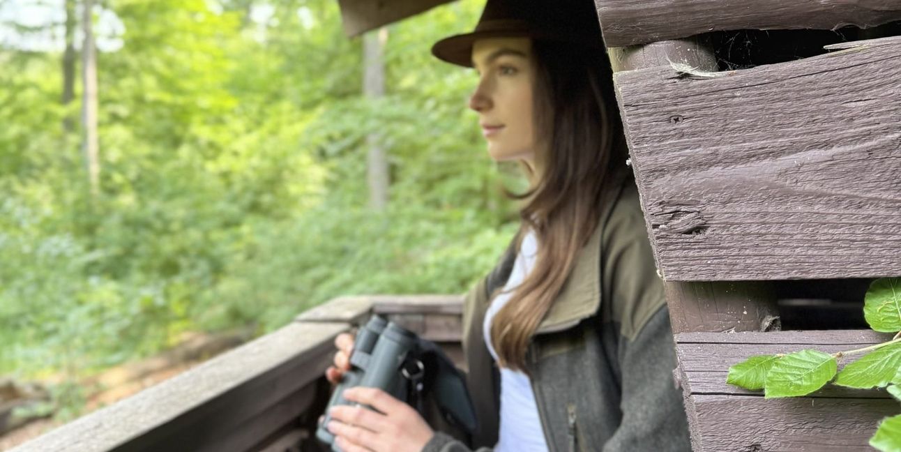 Emely Böckle beim Ansitz im Revier ihrer Familie.