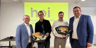 Felix Rapp, Geschäftsführer der WSG (rechts), und City-Manager Hanno Kreuter (links), bedanken sich mit Geschenkkörben bei Roger Staub von der Leaf of Faith AG (zweiter von links) und Christoph Schärrer, Delegierter für Wirtschaftsförderung Kanton Schaffhausen, für den angenehmen Austausch.