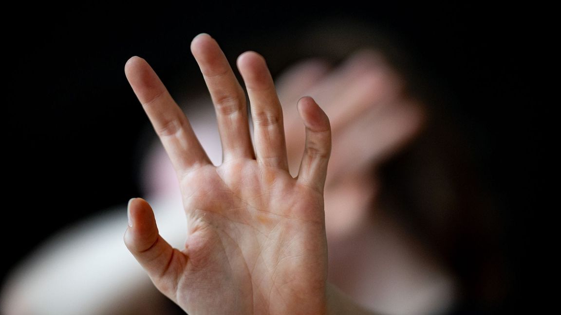 Oft handelt es sich bei den Tätern um Lebenspartner oder Familienmitglieder. (Archivbilder)