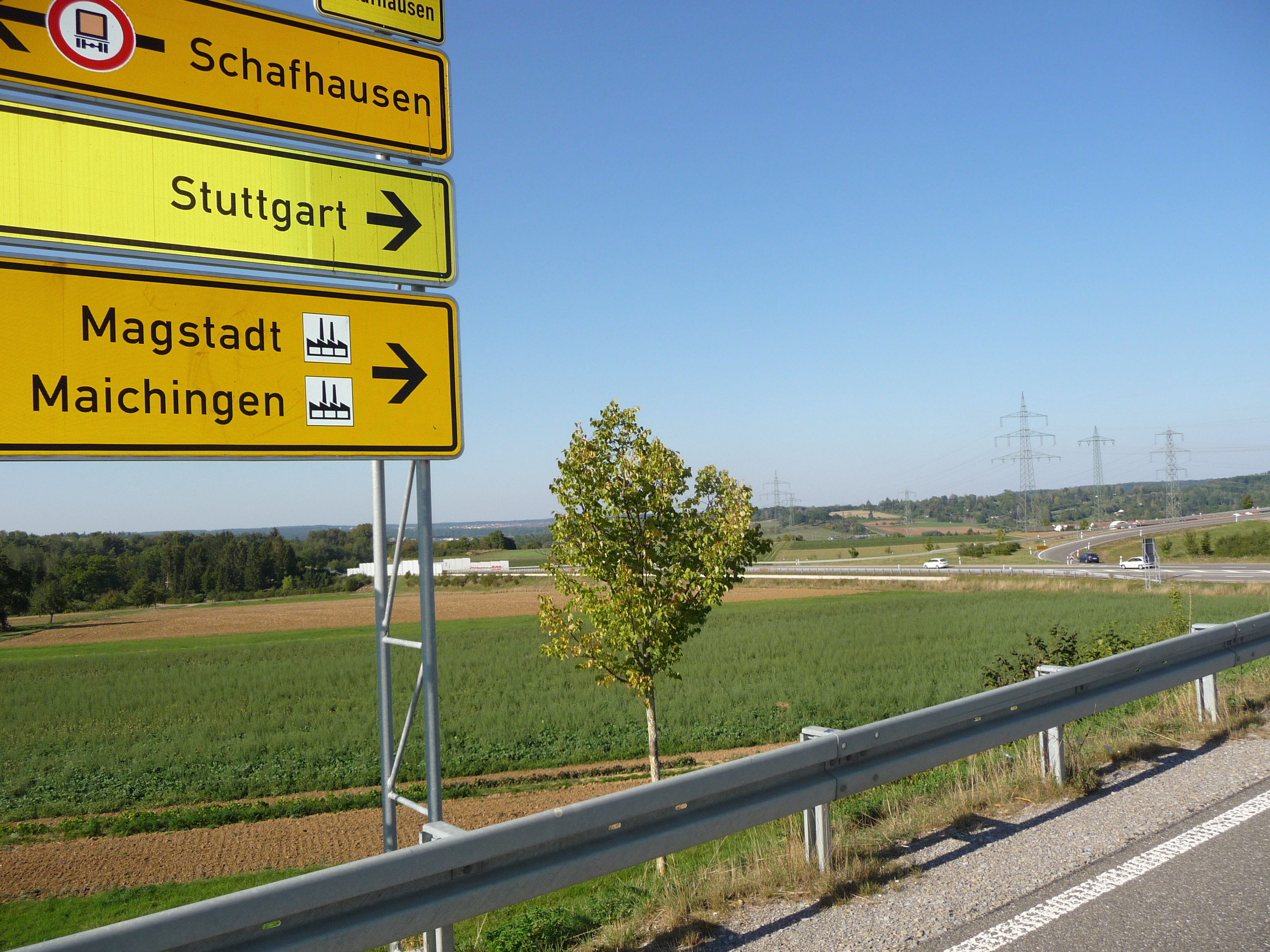 Auf dem grünen Feld am Knoten zwischen der B464 (unten) und der Landesstraße 1189 Magstadt - Schafhausen (oben) soll die neue Straßenmeisterei gebaut werden.                            Bild: Reichert