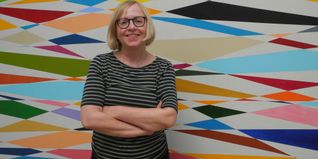 Museumsleiterin Dr. Barbara Willert in der aktuellen Ausstellung vor einem Werk von Beat Zoderer.