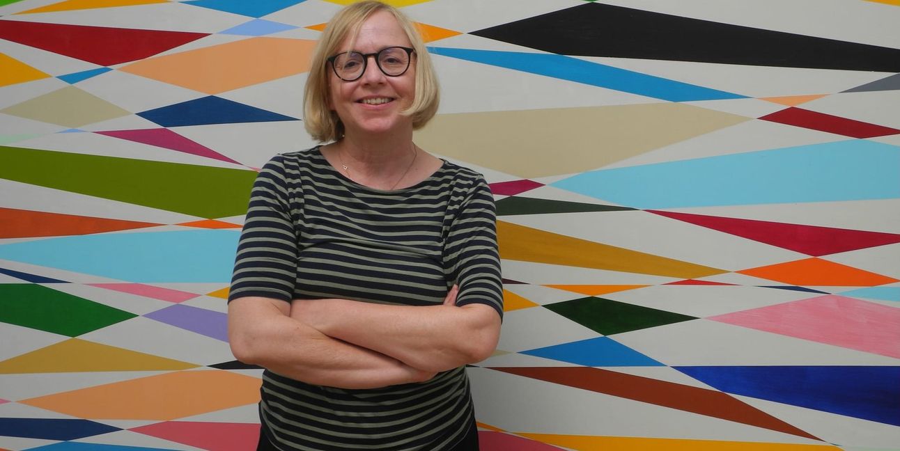 Museumsleiterin Dr. Barbara Willert in der aktuellen Ausstellung vor einem Werk von Beat Zoderer.