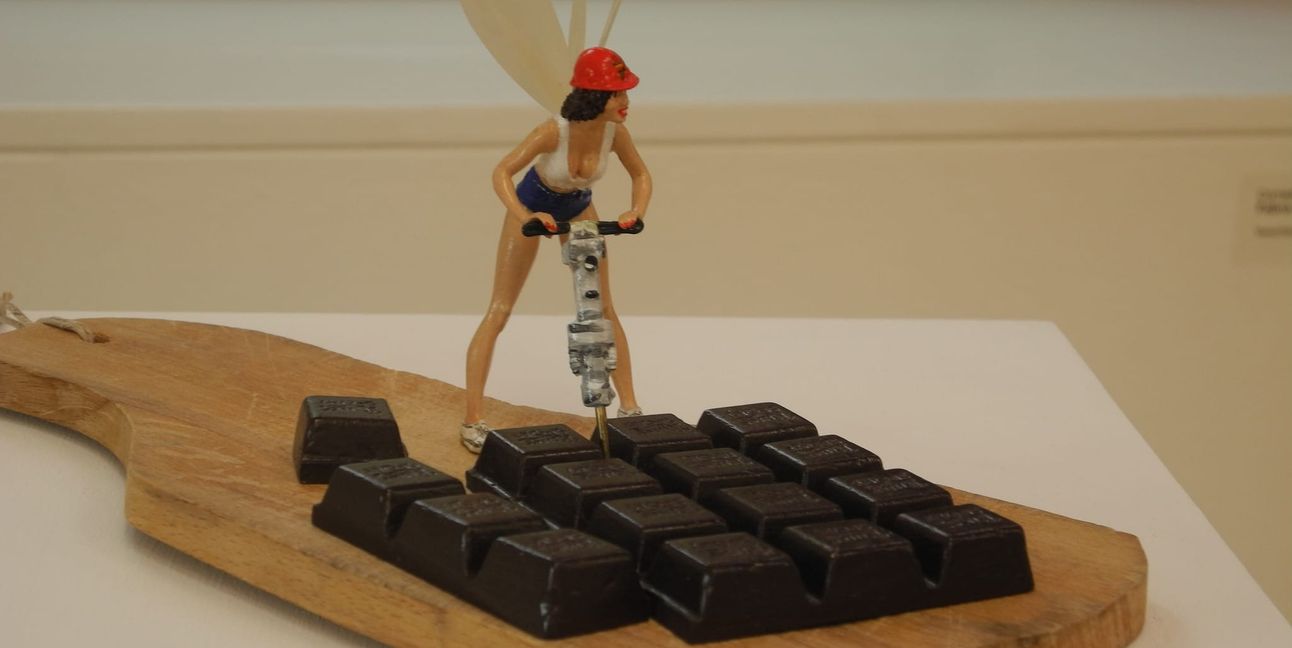Das Foto zeigt das Objekt „Fatina-fatata-fatale“ (2011) von Corrado Bonomi, das in der sehr gut besuchten Ausstellung „Kunst mit Schokolade“ sowie nochmals 2022/23 in der Ausstellung „Tutto bene! Italienische Kunst in der Sammlung Marli Hoppe-Ritter“ zu sehen war