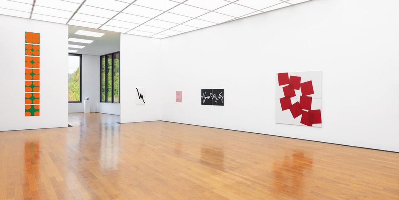 Eine Raumaufnahme der Einzelausstellung (2020/21) von Vera Molnar mit dem Bild „9 carrés dispersés par le vent du large“.