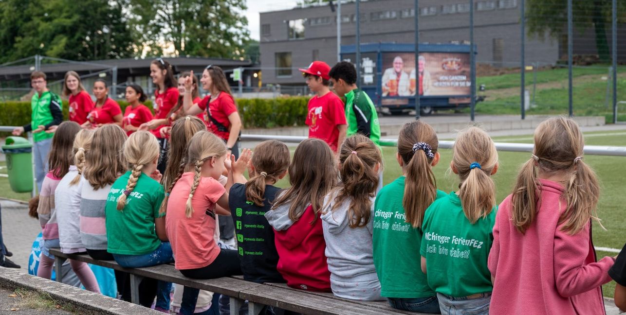 Die Übungsleiter des GSV Maichingen stellten sich den Kindern erst einmal vor. Bild: Nüßle